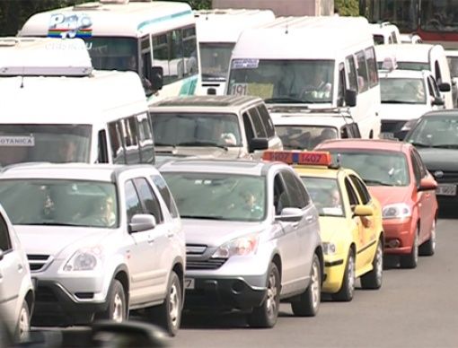 Mii de oameni au luat cu asalt autobuzele care au transportat gratuit pasagerii spre cimitirul "Sfântul Lazăr" din Capitală. Foto: protv.md