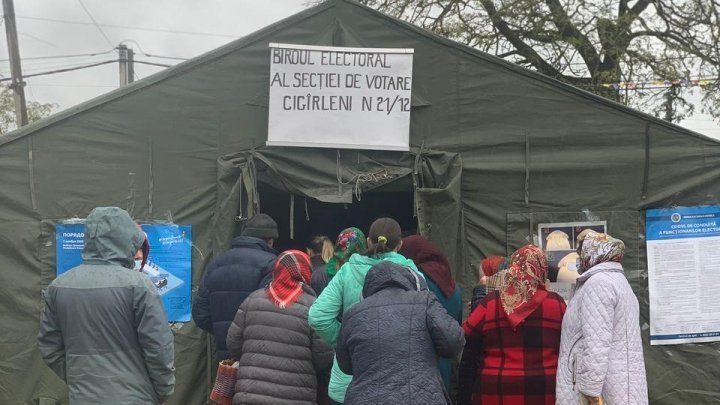 В Чигырленах люди голосуют в специально оборудованных палатках.