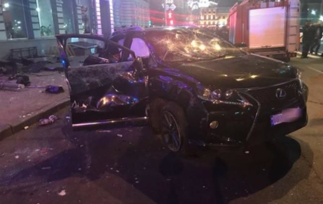 18 октября в центре Харькова внедорожник Lexus RX350 сбил на тротуаре 11 человек. 