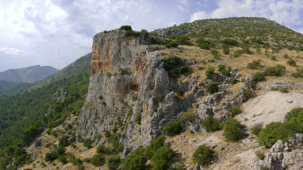 Un vizitator a distrus o pictură rupestră de 6.000 de ani pentru a face o fotografie.