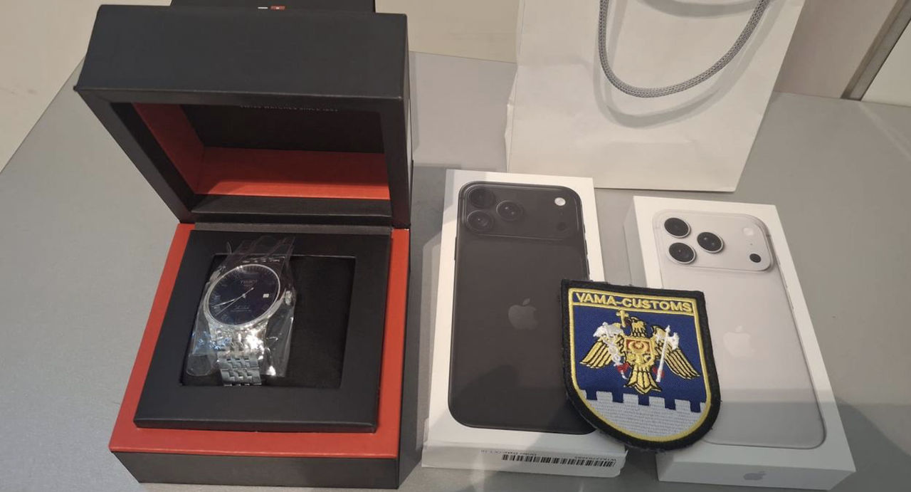 Два пассажира рейса из Стамбула рискуют лишиться часов и смартфонов.