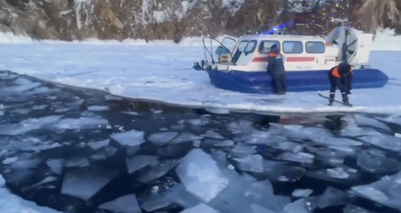 O mașină cu turiști chinezi s-a scufundat în Lacul Baikal: Opt persoane au murit.
