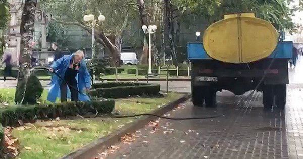 Сотрудники МП «Зеленое хозяйство» поливали цветы во время дождя.