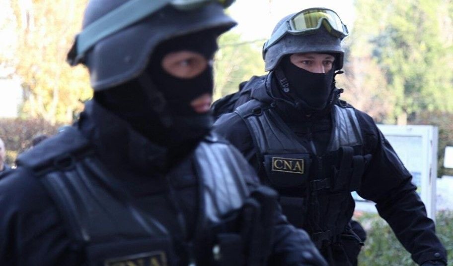 Un angajat al Agenţiei pentru Protecţia Consumatorului şi directorul unei companii, reţinuţi pentru corupere pasivă şi activă