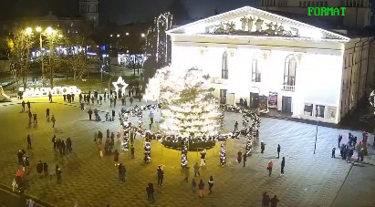 В Украине упала третья за неделю новогодняя елка: в этот раз в Мариуполе.