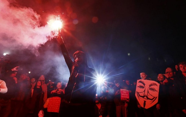 Полиция Лондона задержала сторонников хакерского движения Anonymous.