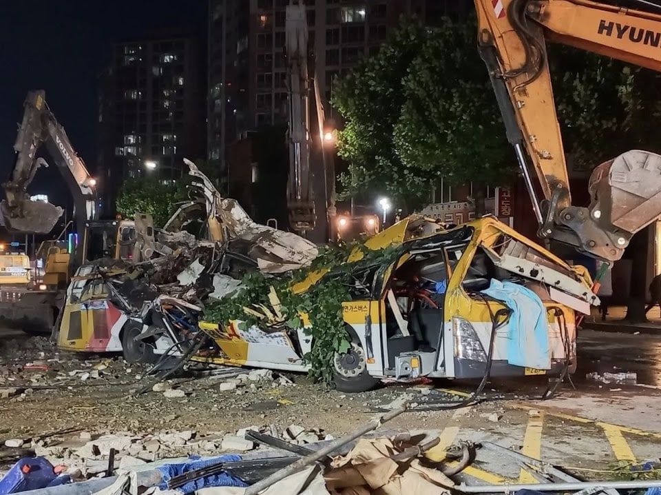 В Южной Корее здание рухнуло на пассажирский автобус.