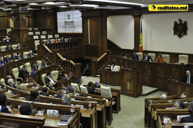După câteva minute de la începutul ședinței, socialiștii și liberalii au propus ca reuniunea să fie una deschisă.