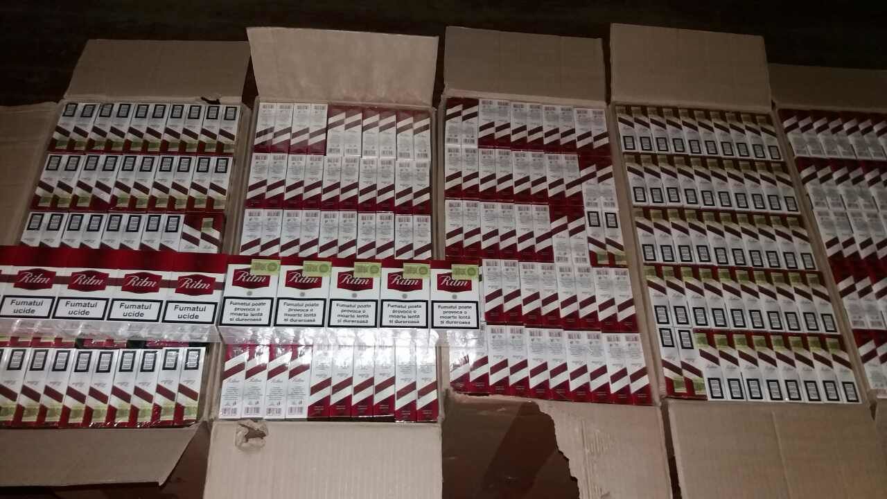 Un moldovean, prins când transporta spre Prut trei colete cu ţigări. 