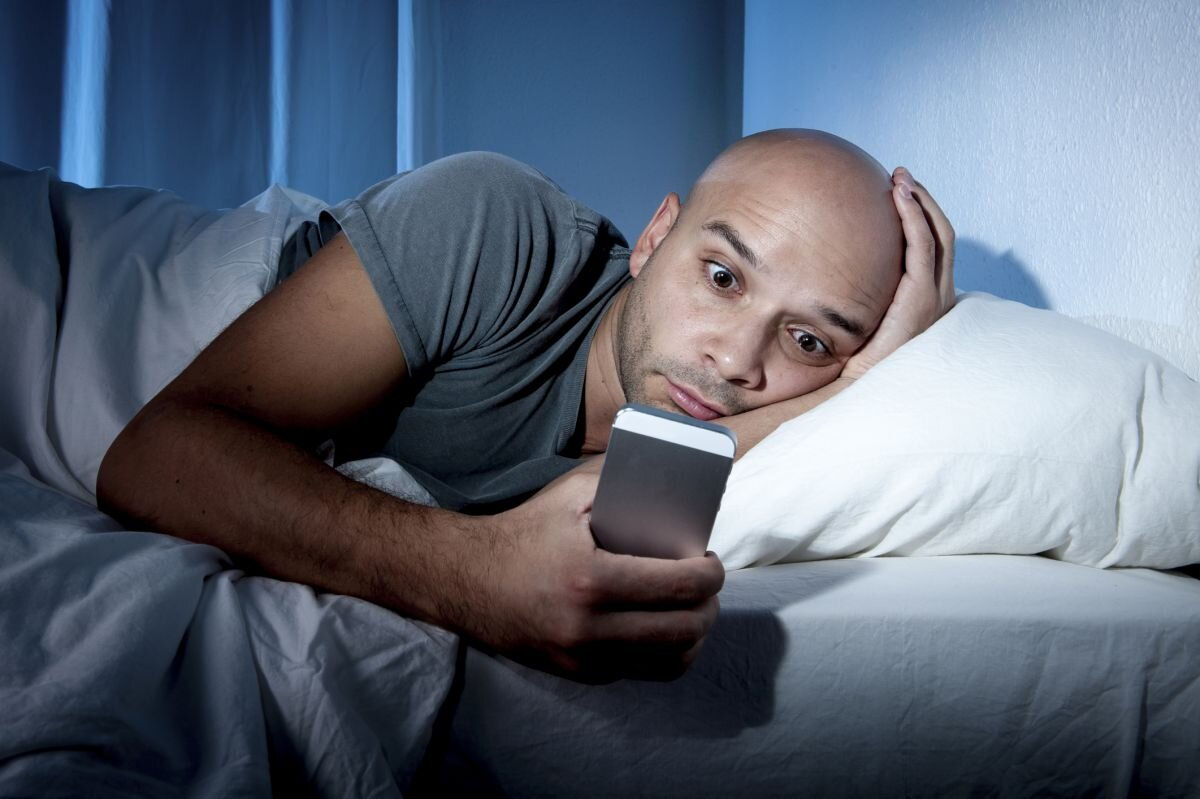 Psiholog: Utilizarea telefonului mobil imediat după trezire provoacă epuizare mentală.