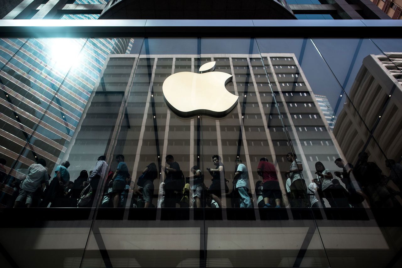 Apple сообщила о рекордной квартальной выручке.
