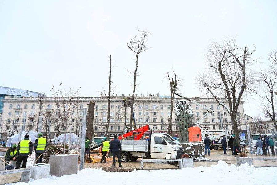 В столичном сквере "Михай Эминеску" проводятся лесотехнические работы.