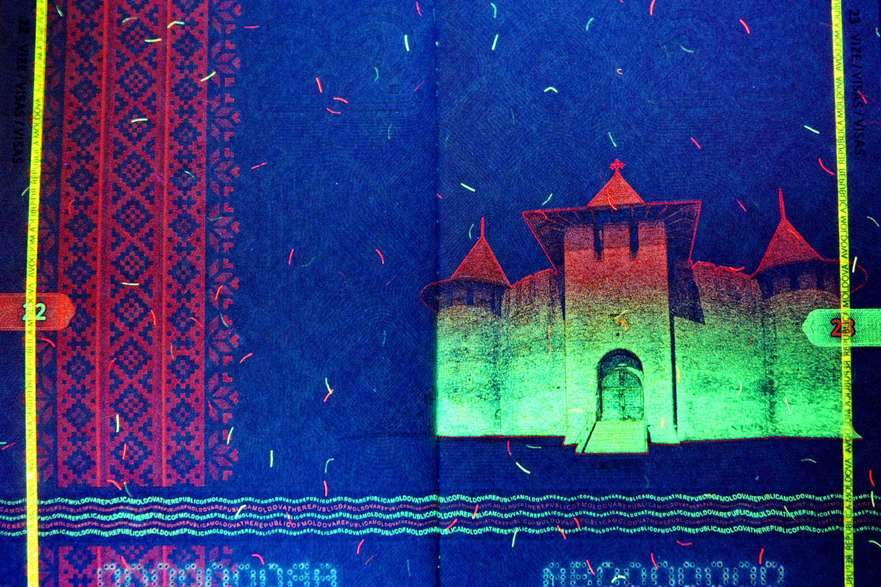 Новые документы будут иметь более высокую степень защиты, а также новый дизайн. Фото: moldova.org.