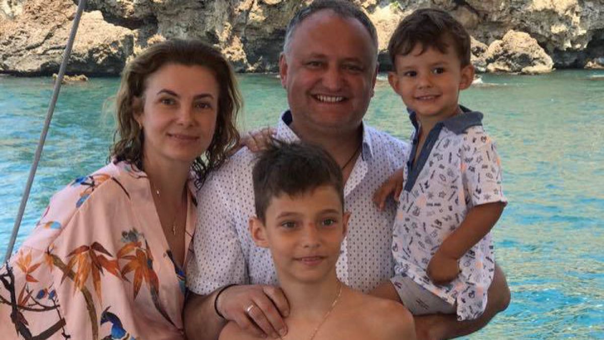 De unde ia Dodon bani pentru vacanţele sale: Mama nu mă mai ajută. Foto: facebook.com