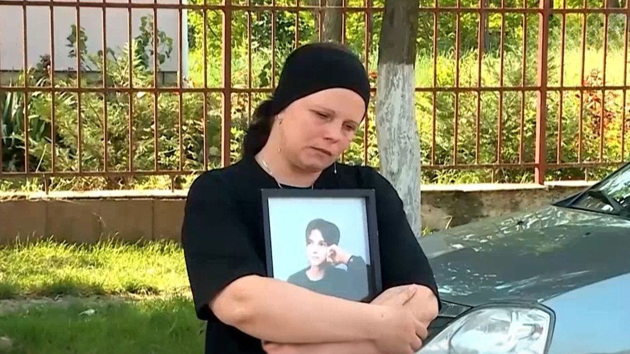 Мать мальчика, сбитого насмерть в Болдурештах, пришла голосовать с фото сына.