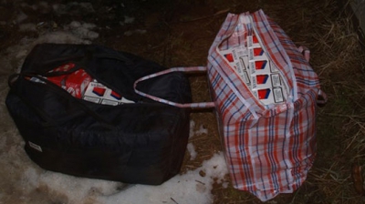  Mii de pachete ţigări şi zeci de litri de alcool etilic fabricate în Moldova au fost găsite de poliţiştii de frontieră în bagajele a două ucrainence.