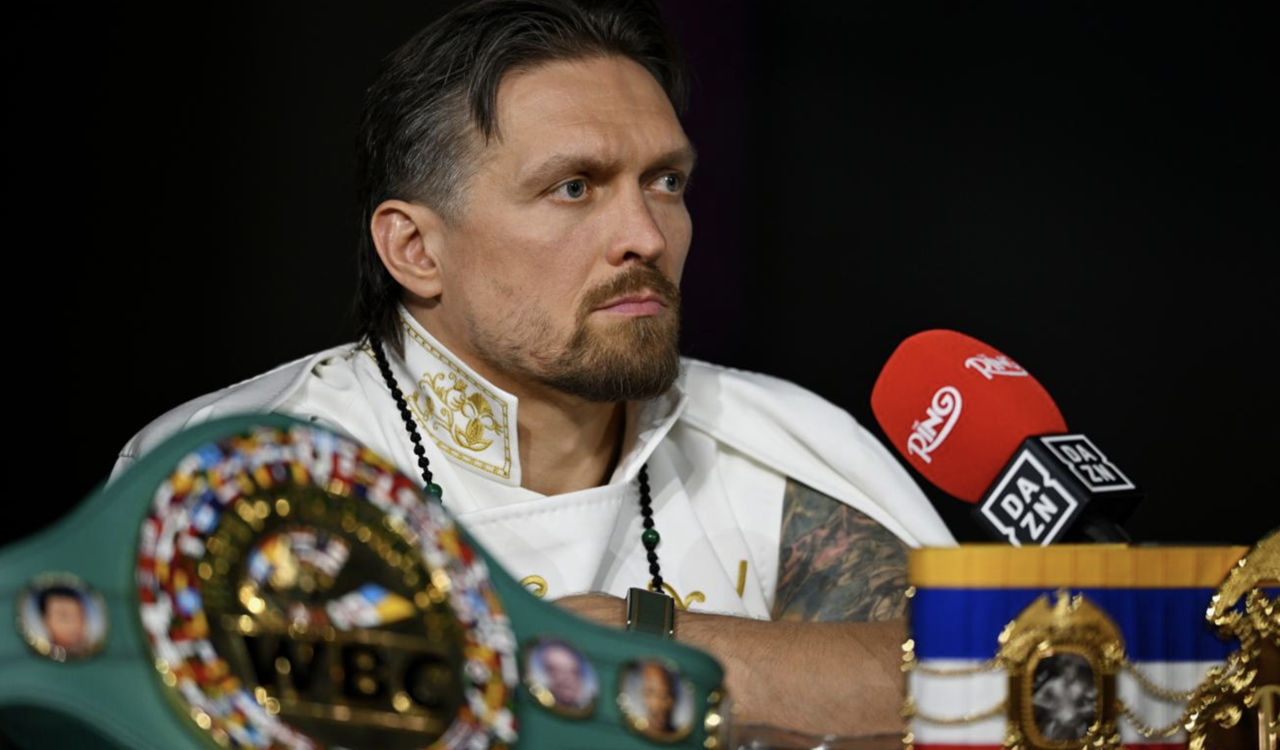 Boxerul Alexandr Usik a anunțat că renunță la centurile de campion.