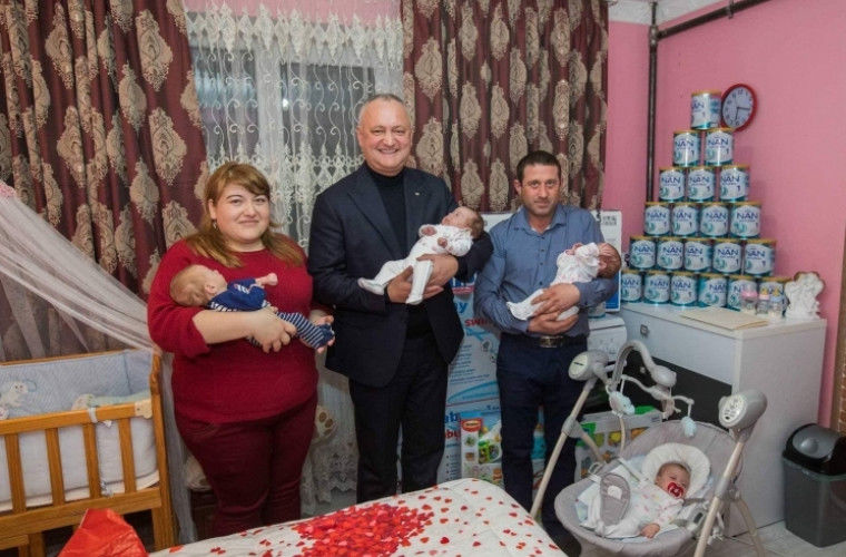 Додон посетил семью, в которой родилась четверня.