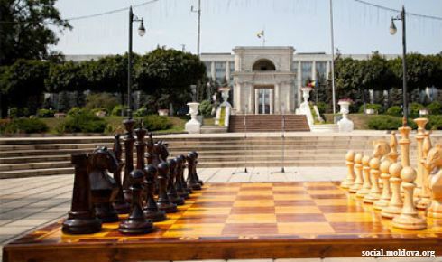 Primăria dă asigurări că figurinele de pe tablele de şah nu vor mai fi furate.