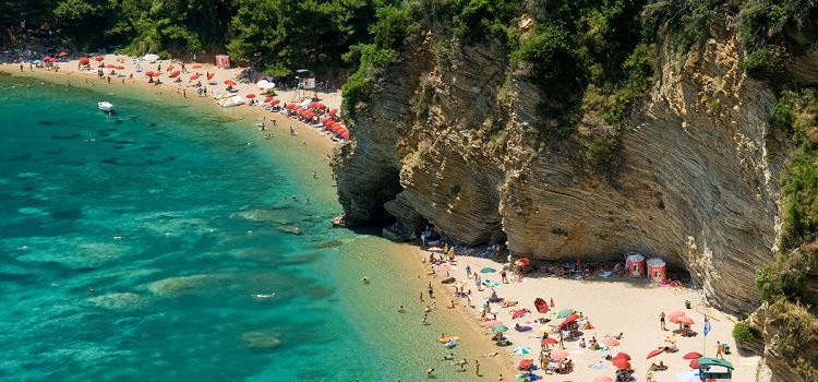 Курорт в Черногории хочет ввести штраф в €600 за купальники в общественном месте.