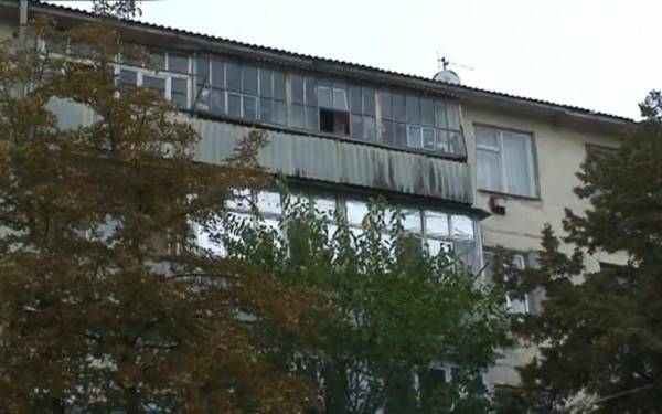 O fetiță de patru ani din Căușeni a sărit în gol de la etajul cinci al unui bloc de locuit după ce a rămas blocată în casă.