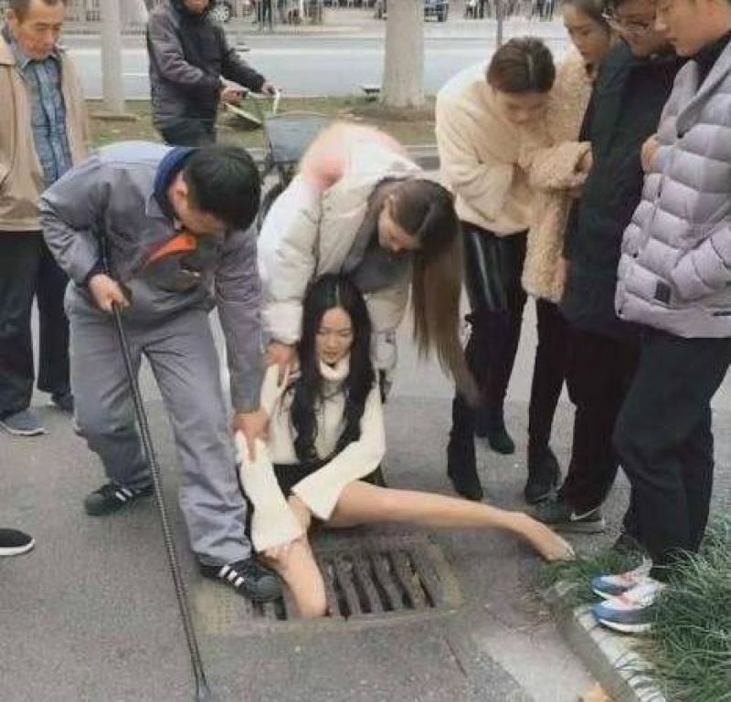 O femeie a rămas cu piciorul blocat între gratiile unui canal