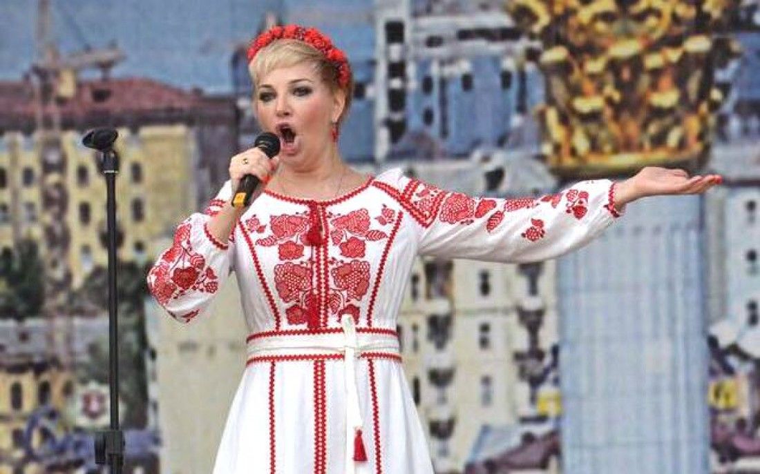 "Украинские патриоты" потребовали от Максаковой покинуть Украину.
