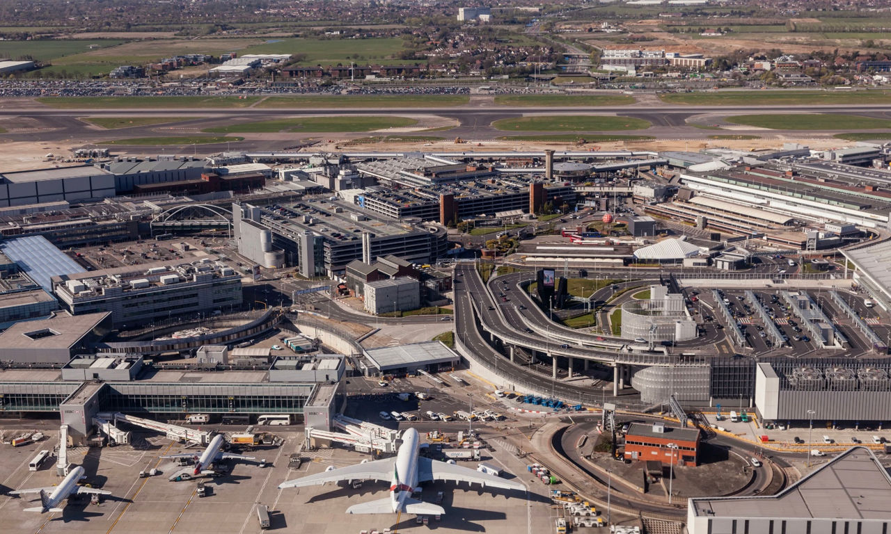 Închiderea Aeroportului Heathrow din Londra va afecta mai mult de 1.300 de zboruri.