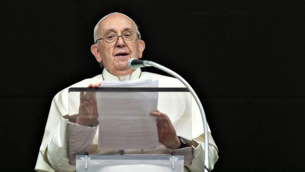 Папа римский призвал к прекращению войны: Пусть оружие замолчит.