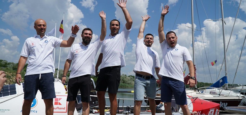 Cinci români au traversat Marea Neagră într-o barcă cu vâsle. 