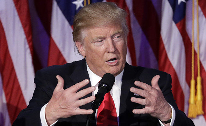 Сенатор заявил, что "у Трампа связаны руки" в отношениях с Россией.