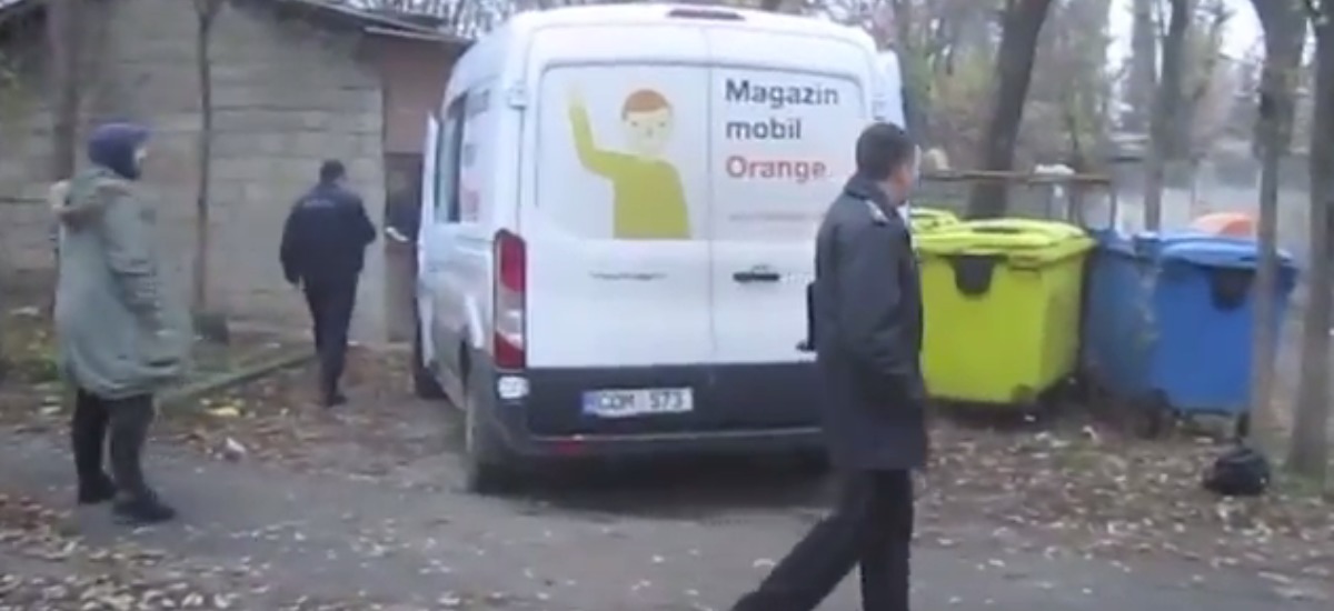 Un autovehicul al companiei Orange Moldova a fost spart. 