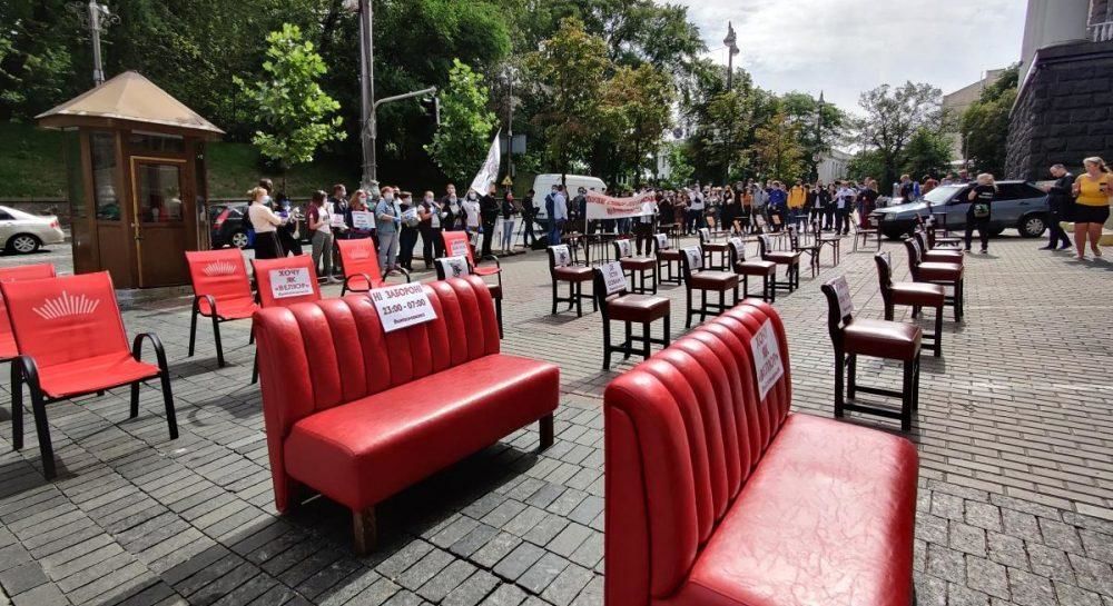Владельцы и сотрудники баров этой акцией требуют от власти разрешить работу с 23:00.