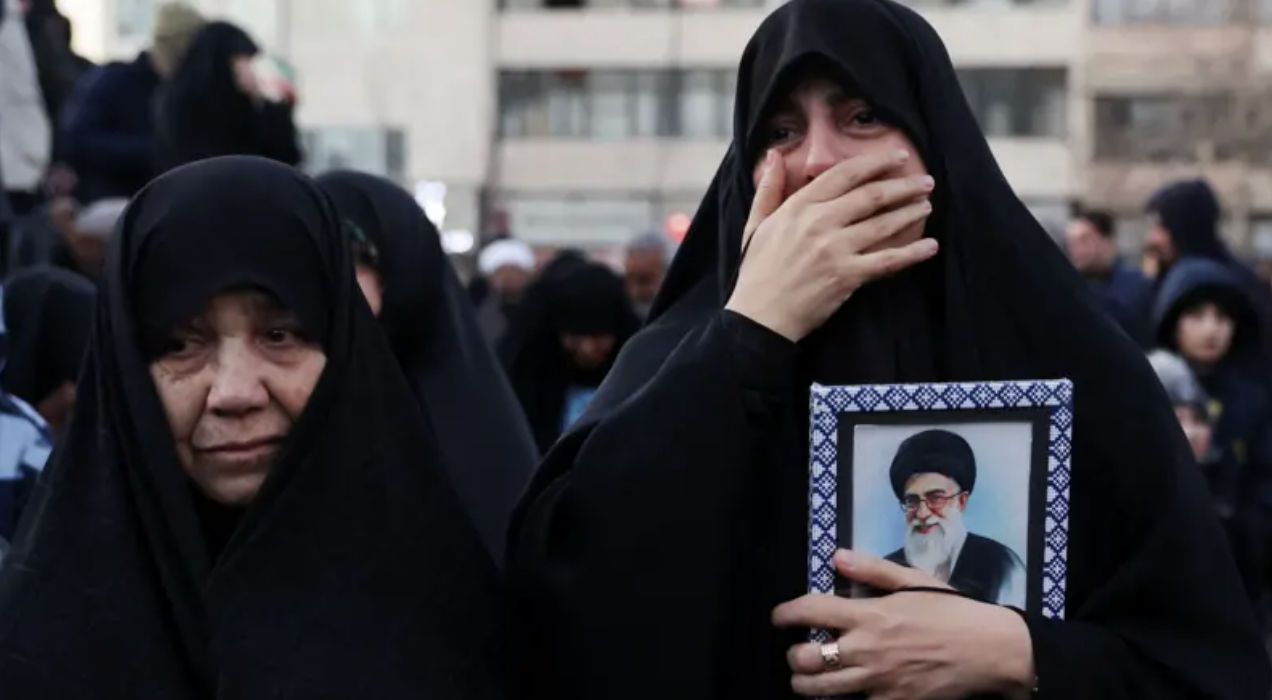 Susținătorii și oponenții lui Khamenei au ieșit pe străzile din Teheran.