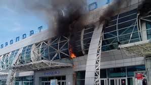 Aproximativ 500 de oameni au fost evacuaţi în urma unui incendiu care a izbucnit la aeroportul "Tolmacevo" din Novosibirsk. Foto: timpul.md