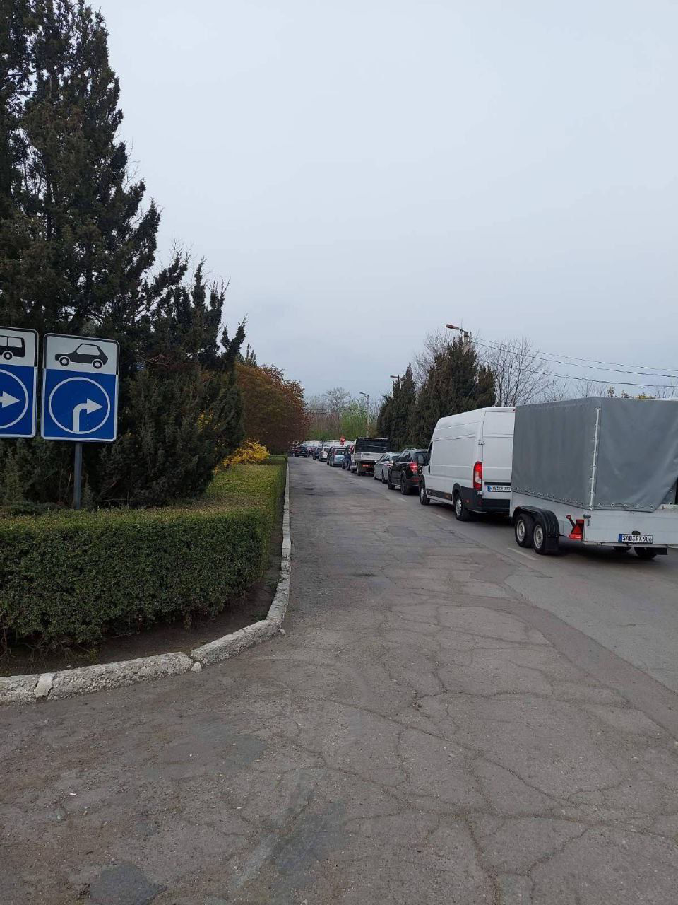 На КПП в Скуленах сформировалась большая очередь.