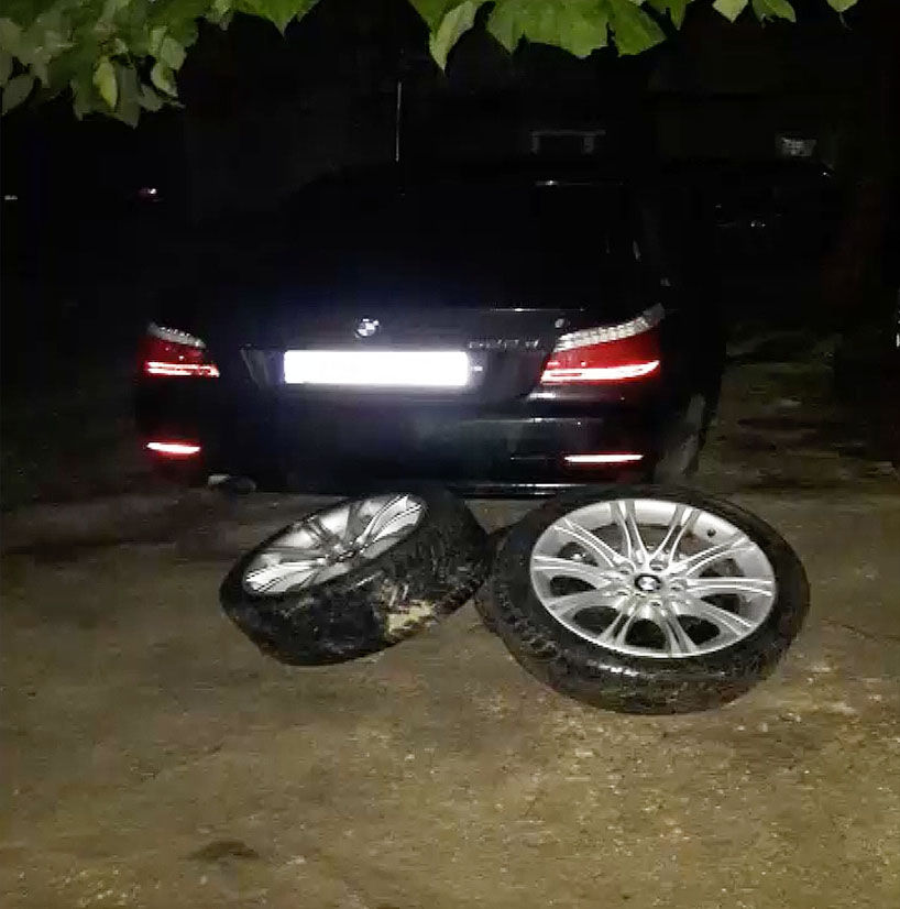 Un locuitor al capitalei, în vârstă de 29 ani, a fost reţinut de poliție în momentul când demonta roţile unui BMW.