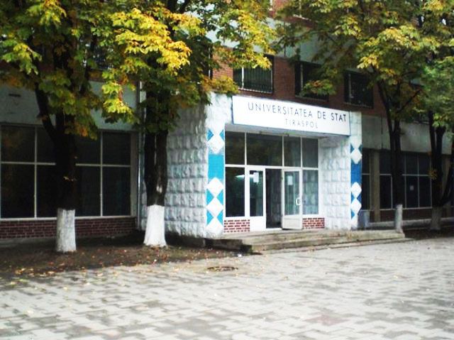 Абсолютное большинство работников вуза не имеют жилую площадь и проживают в студенческом общежитии.