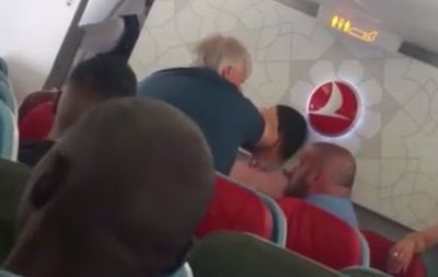 Пассажира Turkish Airlines побили на борту лайнера и депортировали.