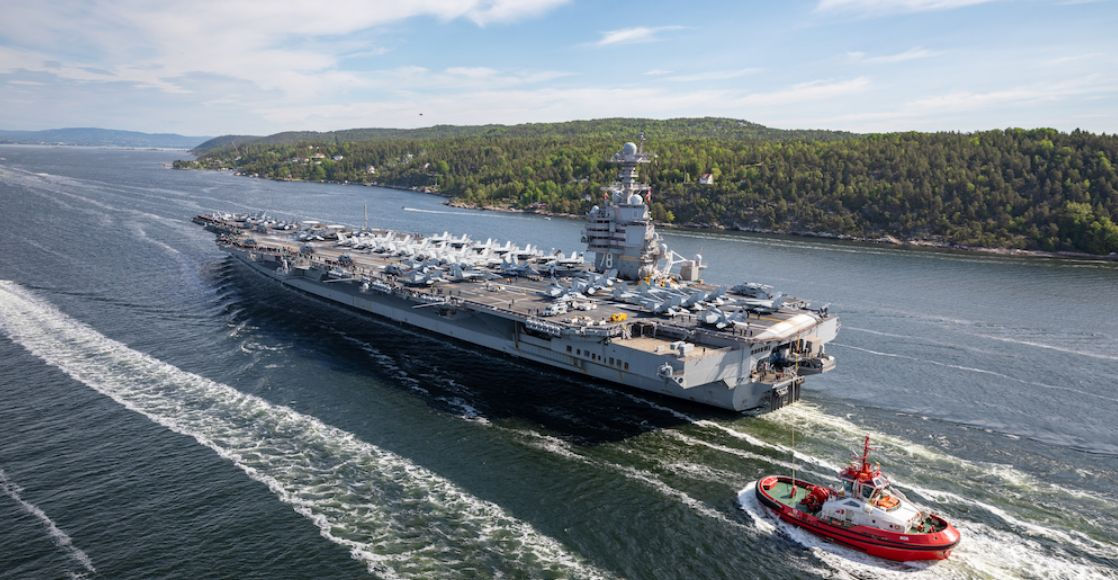 Авианосец США, крупнейший в мире военный корабль, зашел в Осло.