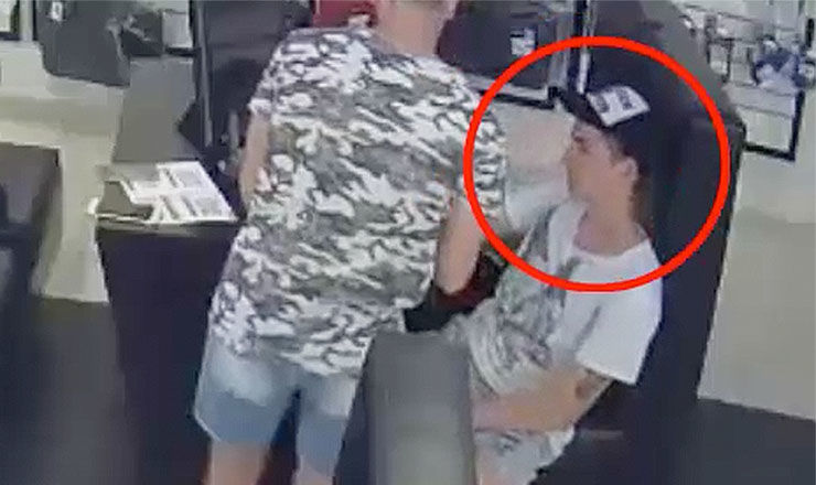 Ispravă filmată. A furat telefonul unui copil de 8 ani. Îl recunoști?