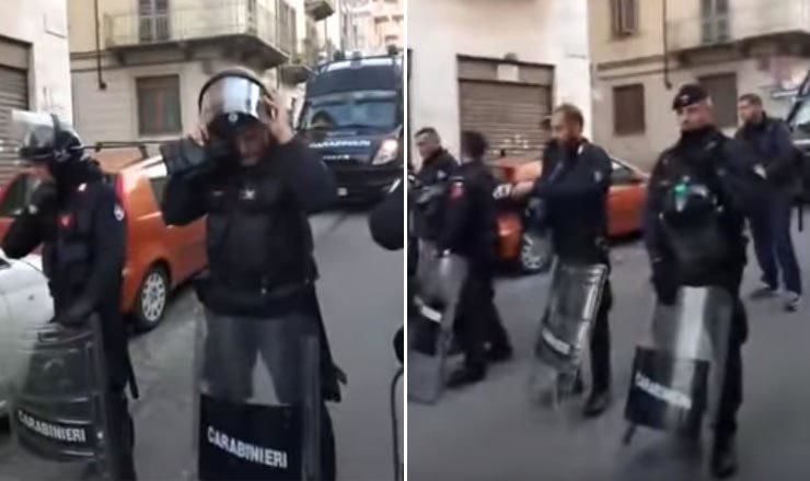 Прибыв на место, где проходил протест и увидев, что он мирный, итальянские стражи порядка сняли свои шлемы и надели береты. 