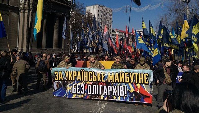 В центре Киева проходит марш националистов против олигархов.