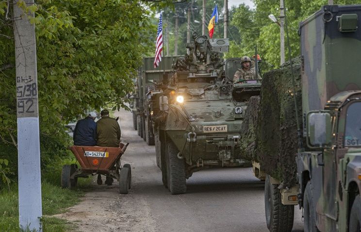 Военная техника НАТО покинула главную площадь Кишинева на фоне протестов молдавской оппозиции. Фото: EPA/Dumitru Doru