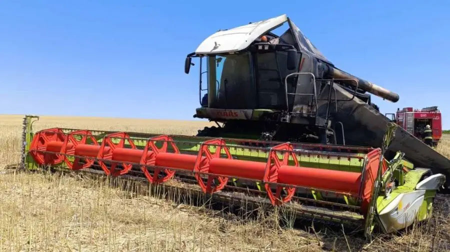 Combină agricolă, mistuită de flăcări pe un teren din Florești.