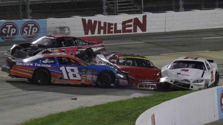 Cursa NASCAR: Cinci maşini, implicate într-un accident în lanţ