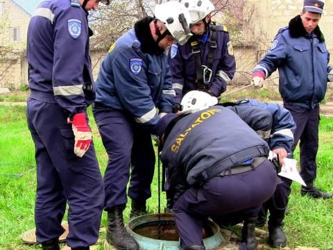 Pompierii au salvat un bărbat de 40 de ani care a căzut într-o fântână. Foto: dse.md