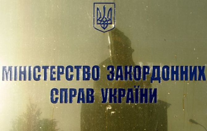Новые украинские власти, которые не хотят мириться с фактической потерей Крыма.