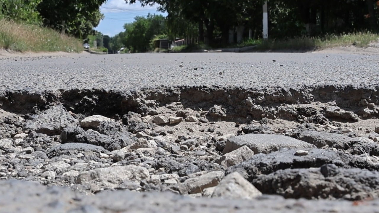 Șoferii din Căușeni se plâng de starea proastă a drumurilor: Plătim taxe, dar nu vedem rezultate.