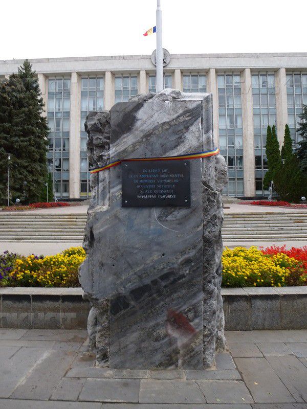 Мемориальный камень Кишинева был установлен на центральной площади столицы в 2010 году по указу Михая Гимпу.